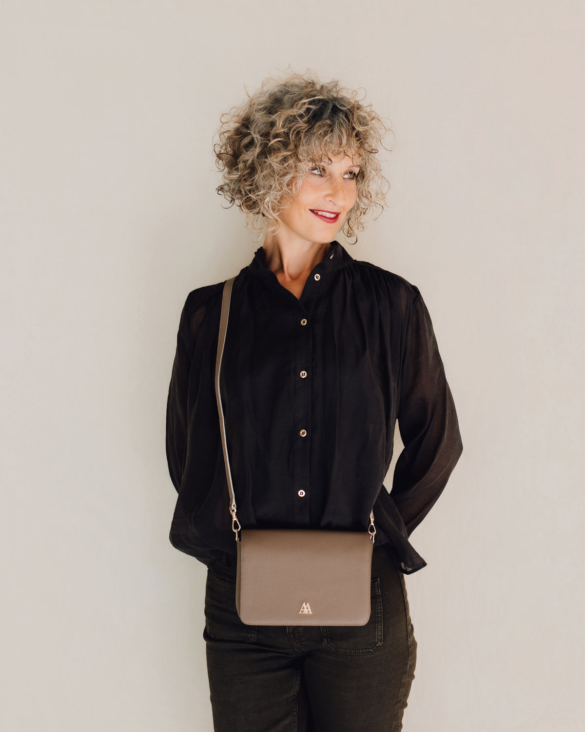 Mini sac à rabat en cuir taupe María