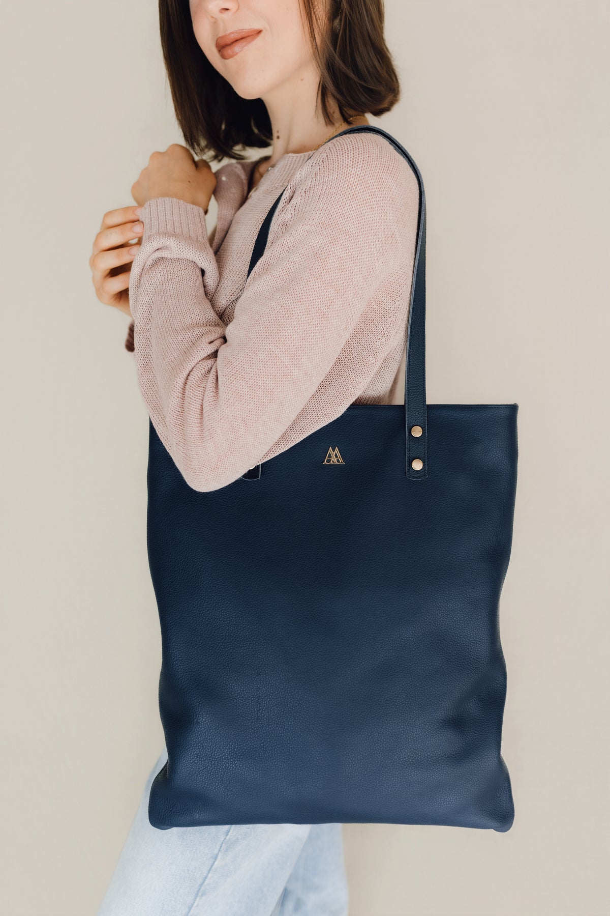 Noa Cabas en cuir bleu marine