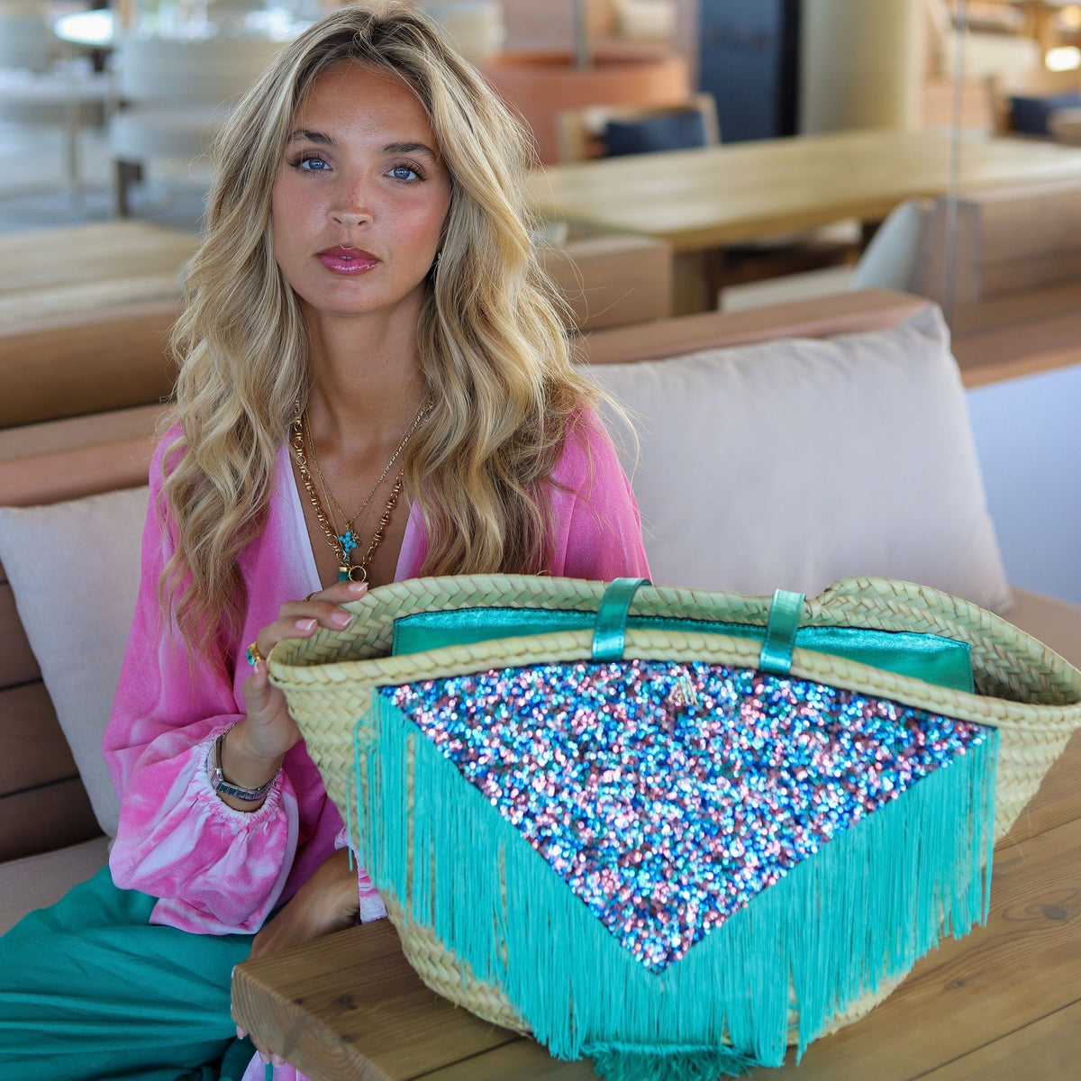 Medium-sized straw bag with sequins and fringes by Cris Mata