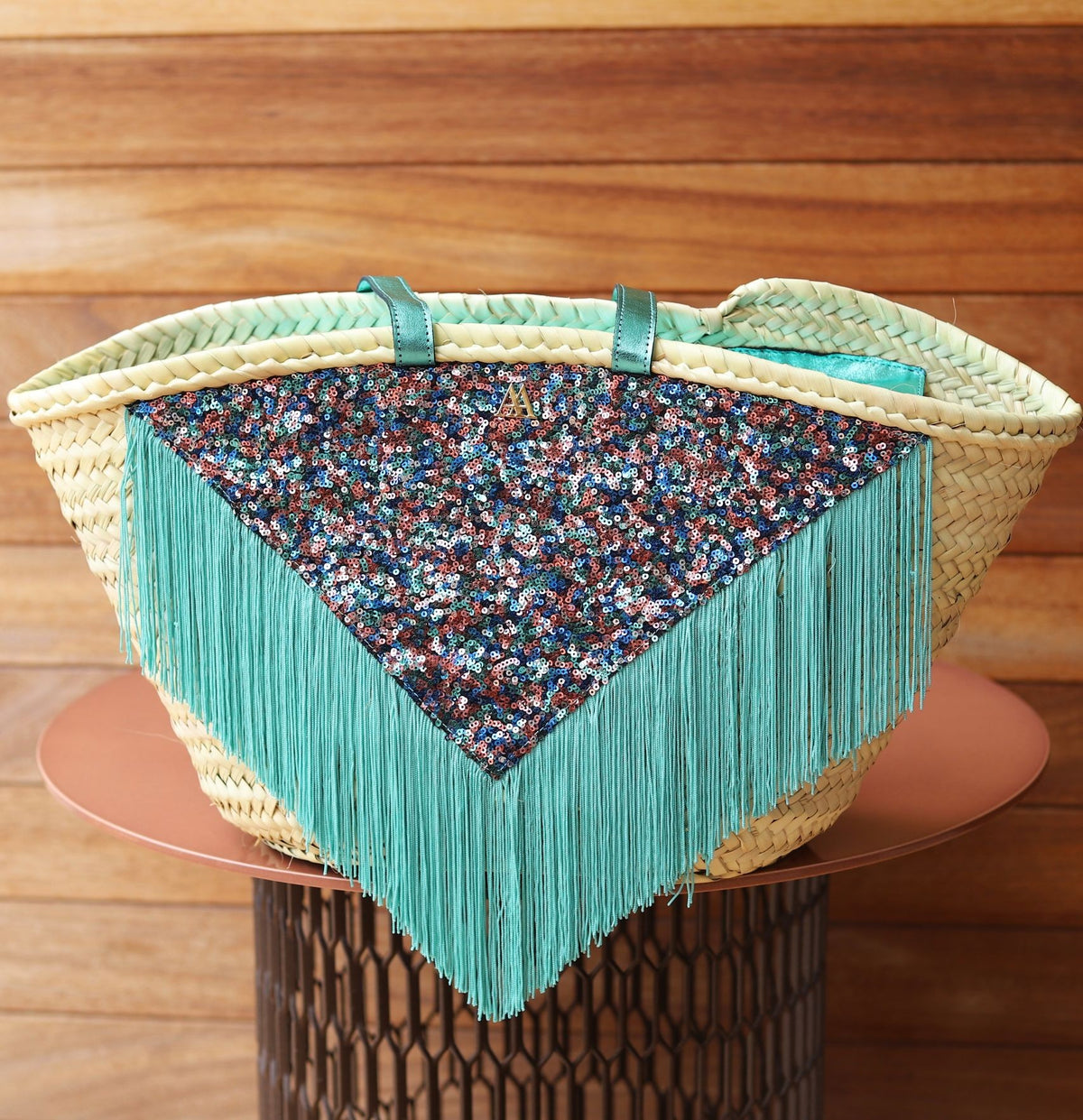 Medium-sized straw bag with sequins and fringes by Cris Mata