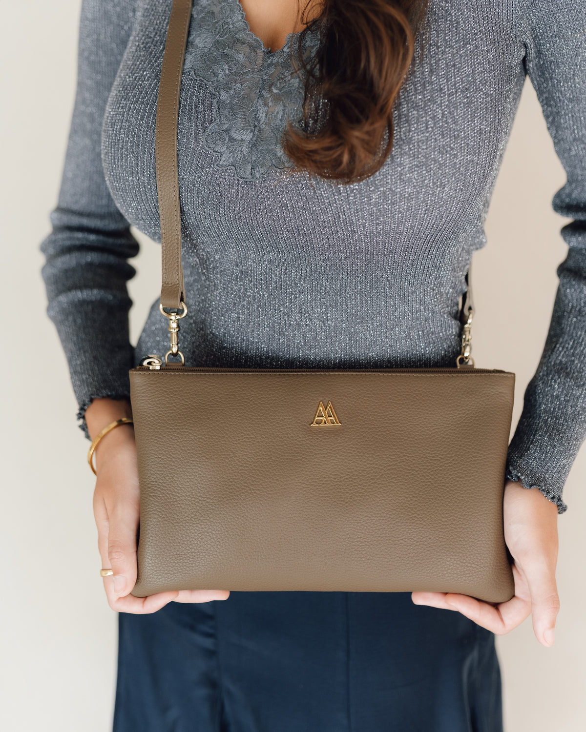 Pochette Catalina en cuir taupe