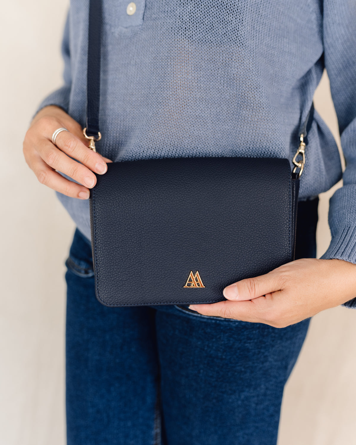 Sac à rabat Mini en cuir bleu marine María