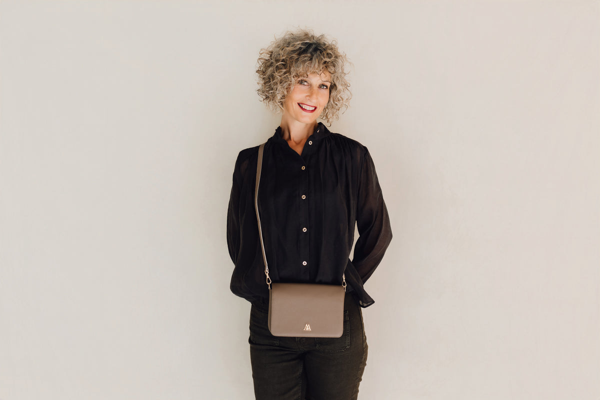 Borsa a patta mini María in pelle taupe