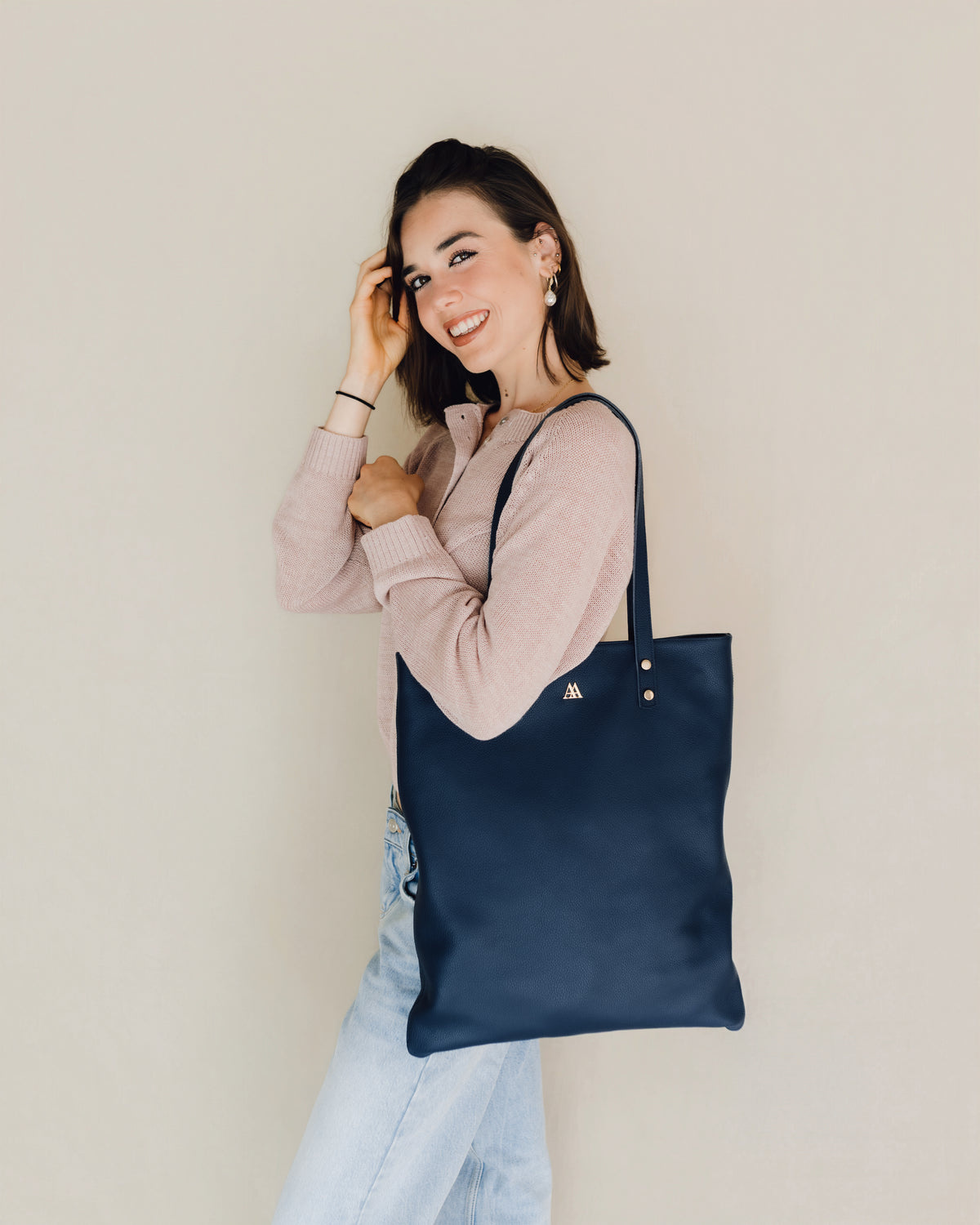 Noa Cabas en cuir bleu marine