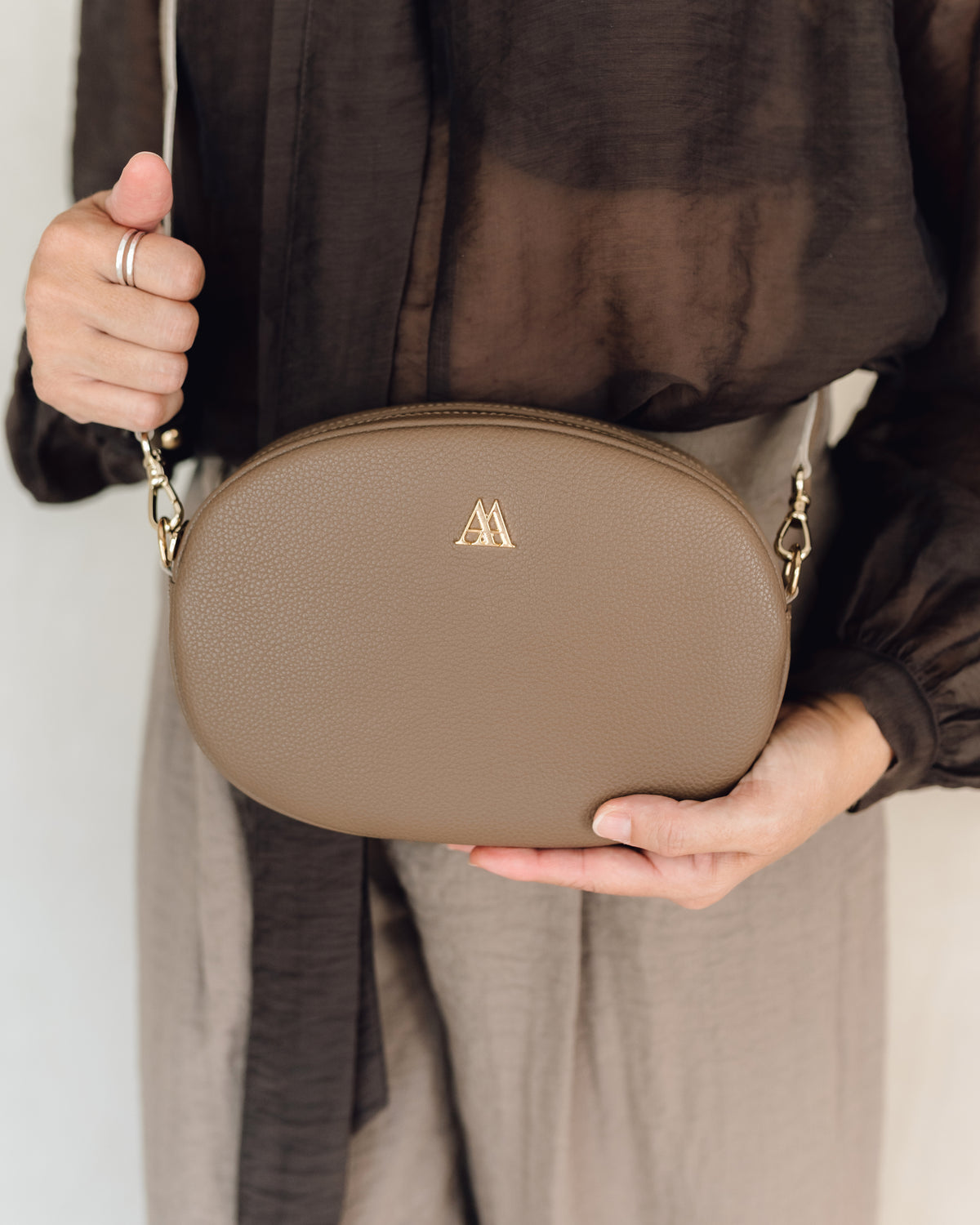 Borsa ovale Olivia in pelle taupe